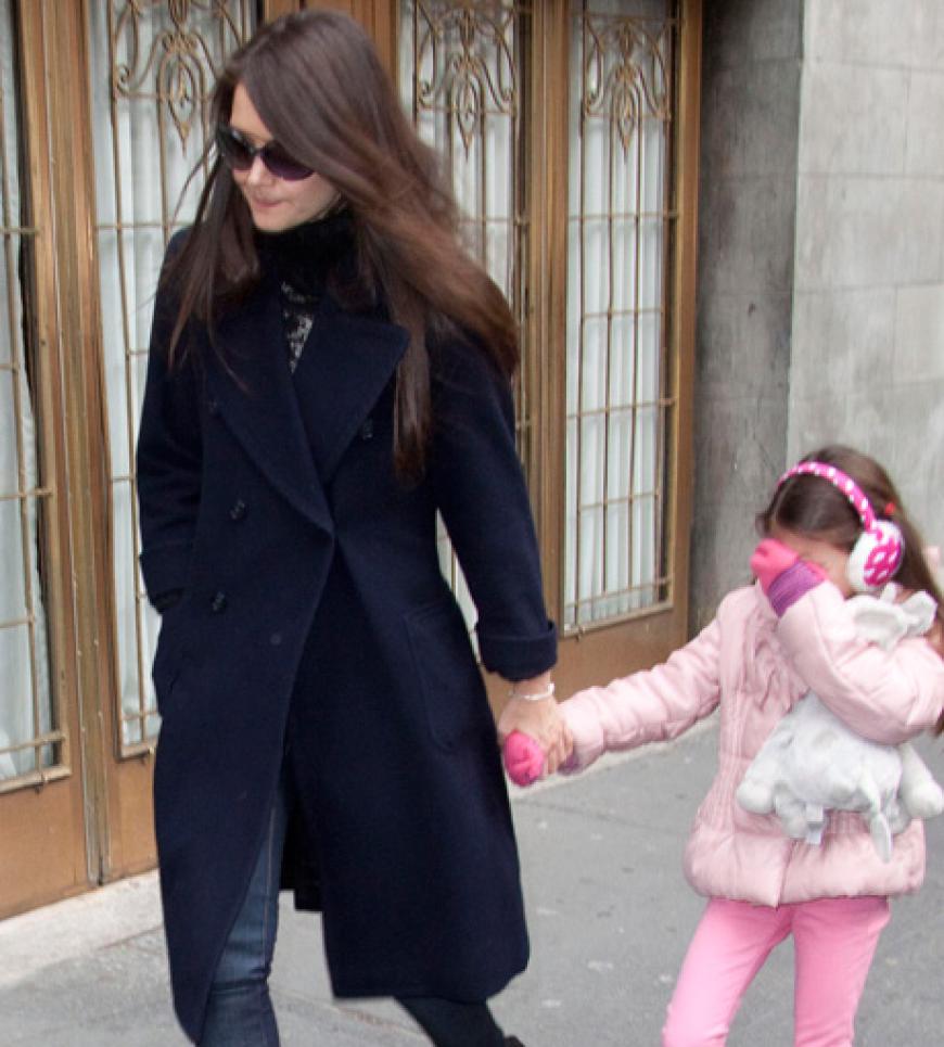 Katie Holmes und Tochter Suri verlassen das Theater, in dem Katies