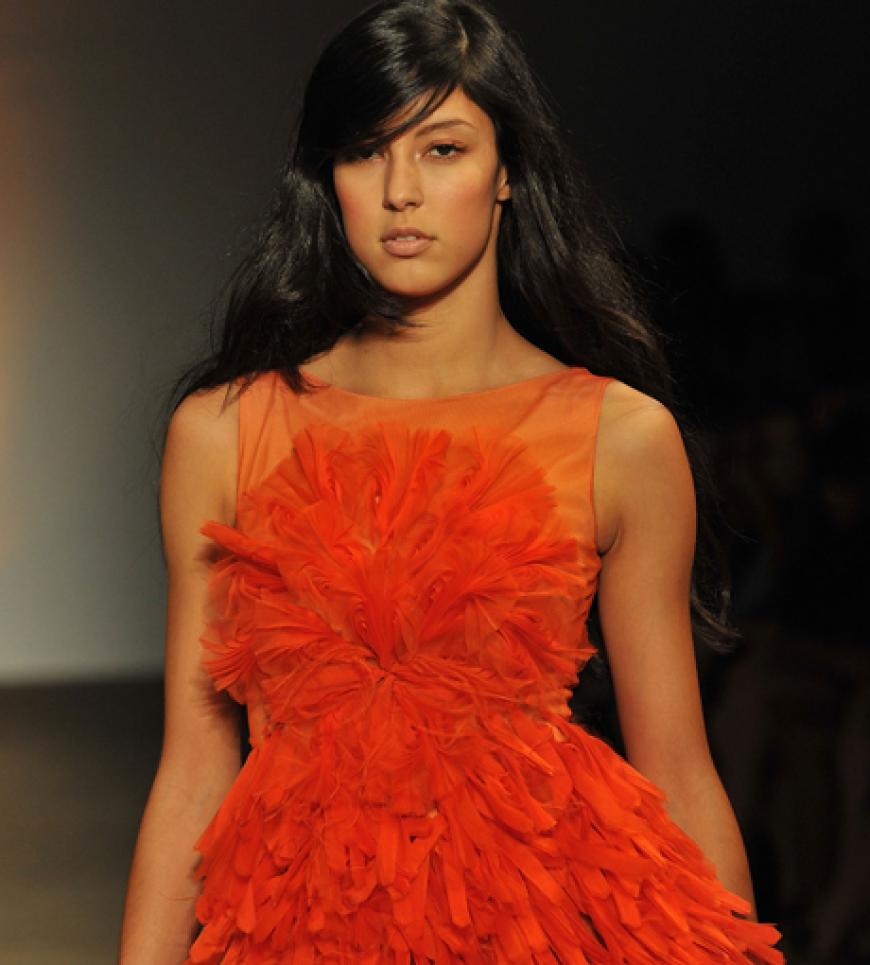 Rebecca Mir auf dem Catwalk