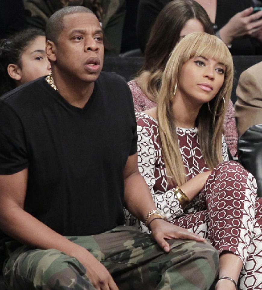 Während Beyoncé etwas gelangweilt schaut, ist Ehemann Jay-Z voll dabei. Kein Wunder, immerhin ist er Mitbesitzer der Brooklyn Nets. Am Ende konnte er sich freuen: Seine Nets setzten sich mit 107:100 gegen die Toronto Raptors durch
