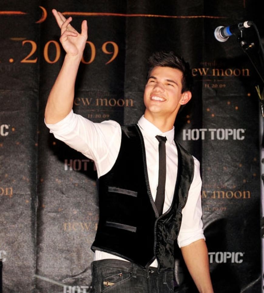 Taylor Lautner ist der neue Mädchenschwarm schlechthin. Momentan soll der Schauspieler mit der US-Sängerin Taylor Swift turteln