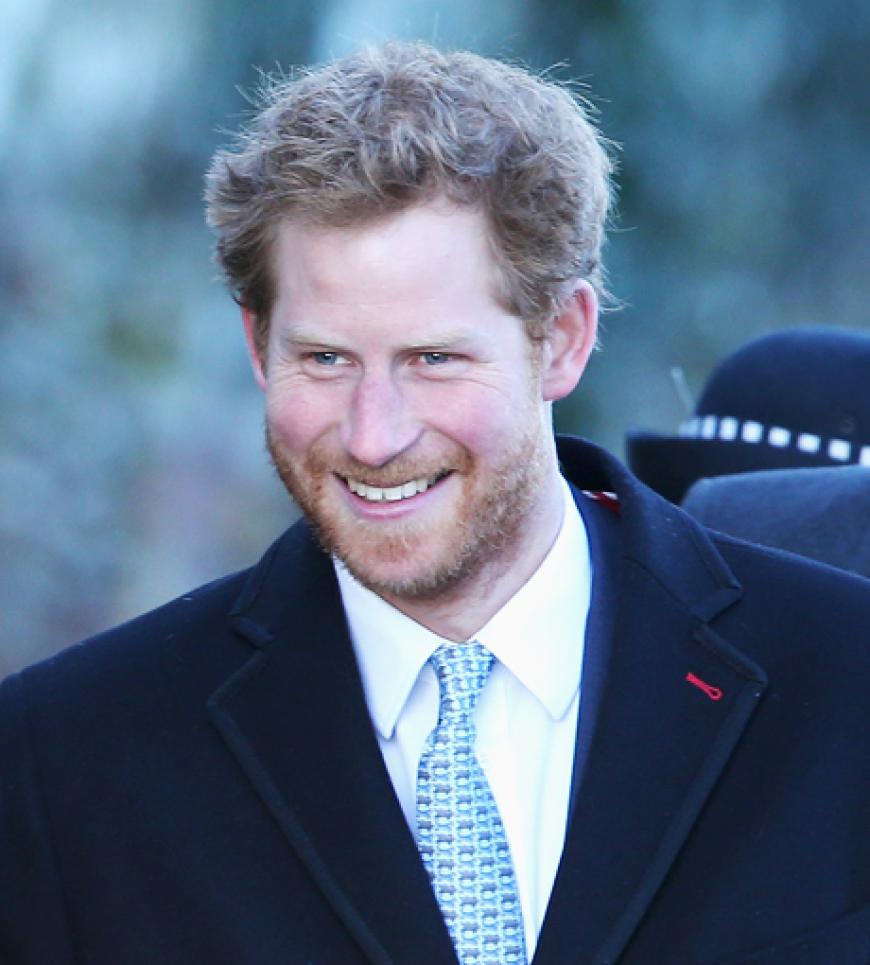 Der Bart steht ihm gut! Prinz Harry zeigte sich erstmals mit roten Stoppeln bei einem Familienausflug einen Tag nach Weihnachten. Wir finden: hot!