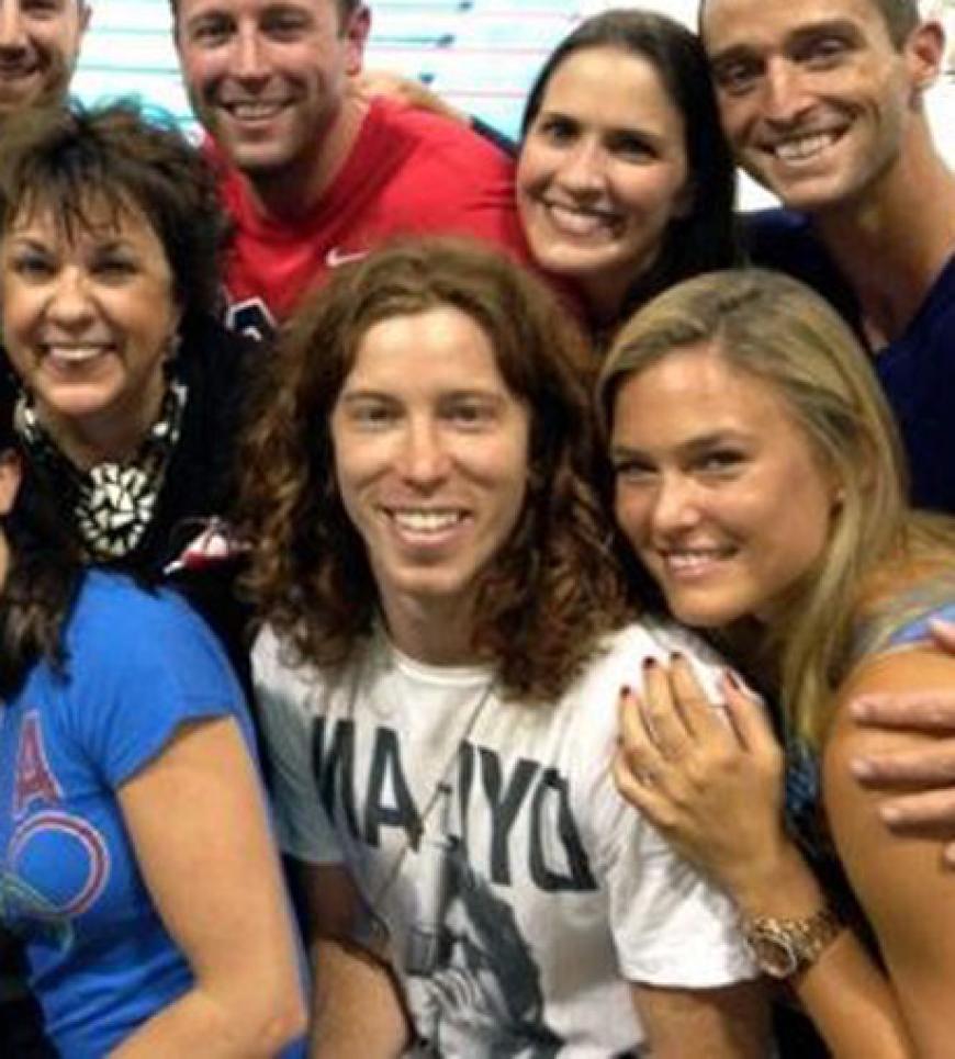 US-Snowboarder Shaun White feierte gemeinsam mit Model Bar Refaeli (li.) und der Mutter von Schwimmstar Michael Phelps (re.) die 4x200 Meter der Männer im Schwimmen