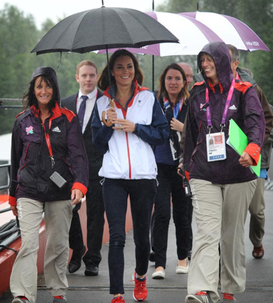 Aber auch ungestylt macht Kate Middleton eine tolle Figur. Bei Wind und Regen ist sie auf dem Weg zu den Ruderwettkämpfen während der Paralympics in London