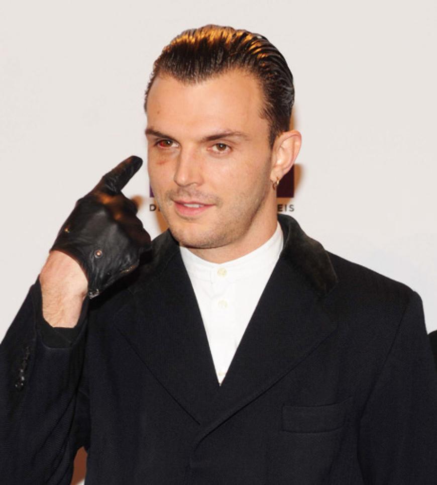 Theo Hutchcraft präsentiert den Fotografen sein blaues Auge bei der