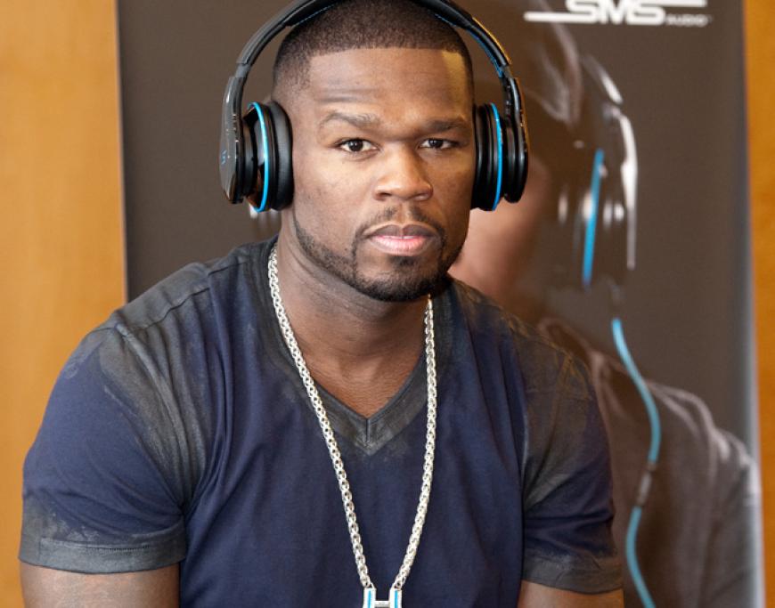 Der US-amerikanische Rapper 50 Cent gibt während der Vorstellung eines Kopfhörers des Elektronikherstellers