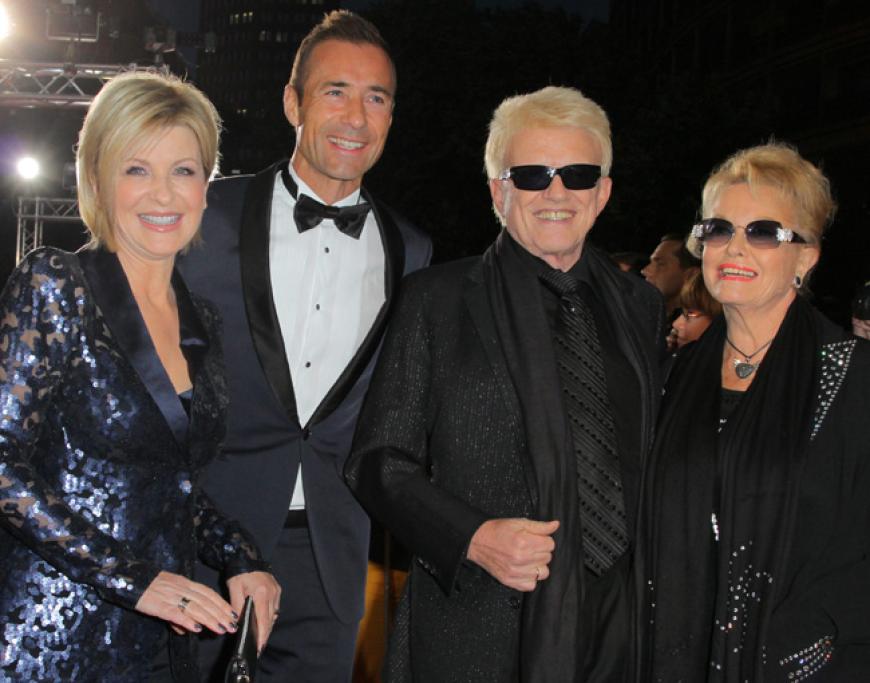 Carmen Nebel (bekam die Charity-Henne) mit Kai Pflaume sowie Sänger Heino und Frau Hannelore