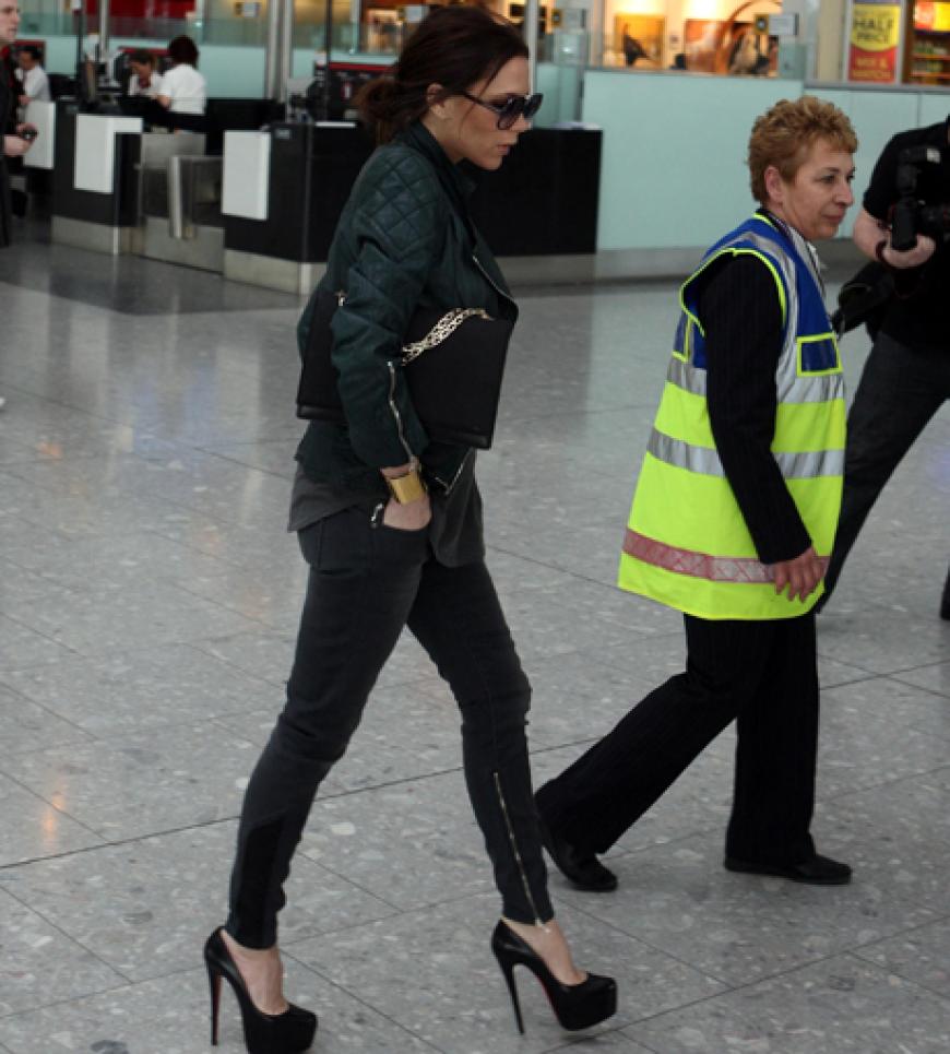 Terminal 5 in London Heathrow ... natürlich dürfen die Mega-High-Heels nicht fehlen