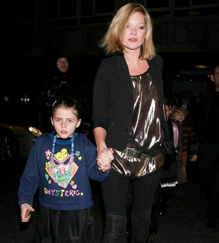 Kate Moss am Weihnachtsabend 2008 mit ihrer Tochter Lila Grace