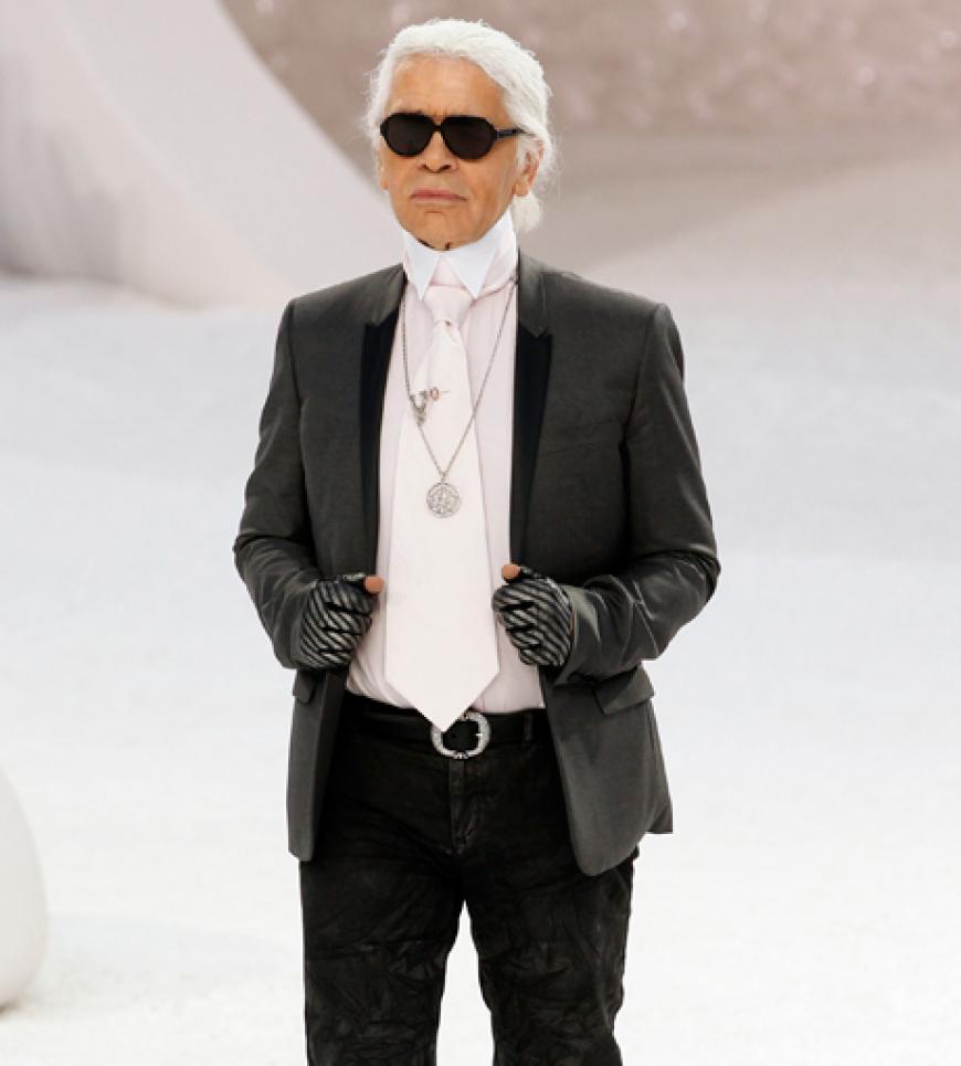 Karl Lagerfeld ist der gefeierte Star auf der Fashion Week in Paris. Bei der Präsentation der neuen Chanel-Kollektion ließ sich der Modezar vom Publikum frenetisch feiern
