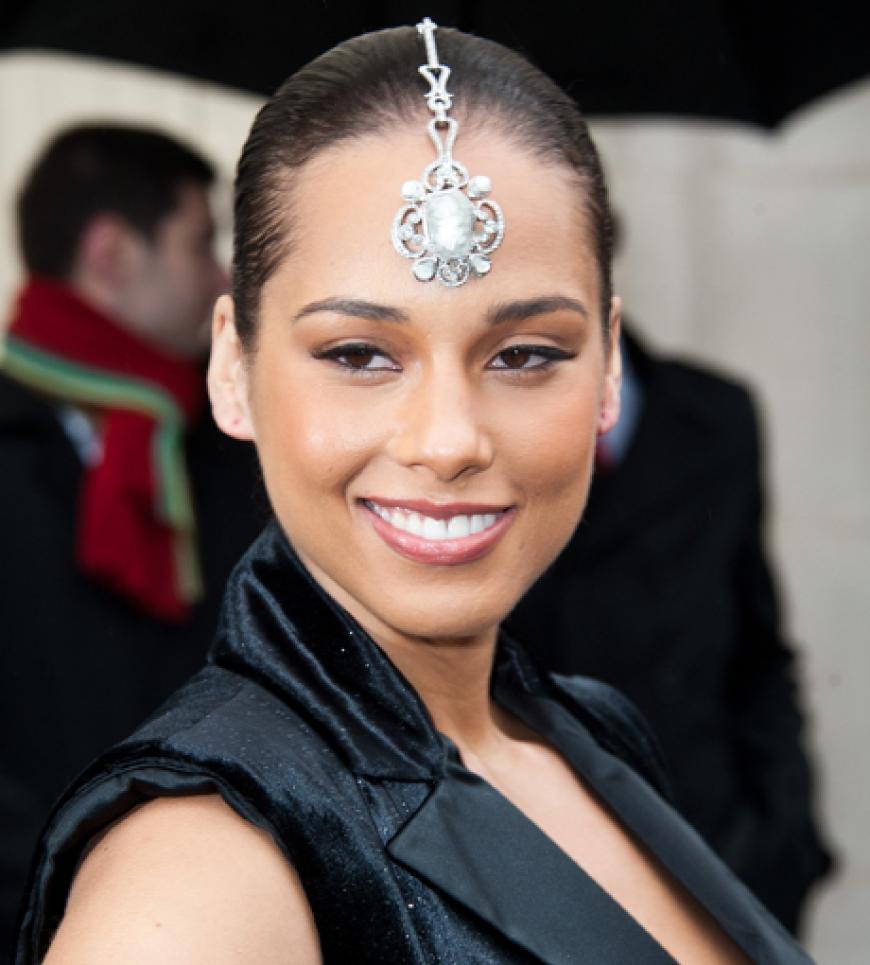 Gut gelaunt strahlt Alicia Keys in die Kameras. Wie so viele andere Stars ist sie momentan in Paris, um sich die Fashion Week anzusehen. Am Dienstag auf dem Plan: Chanel!
