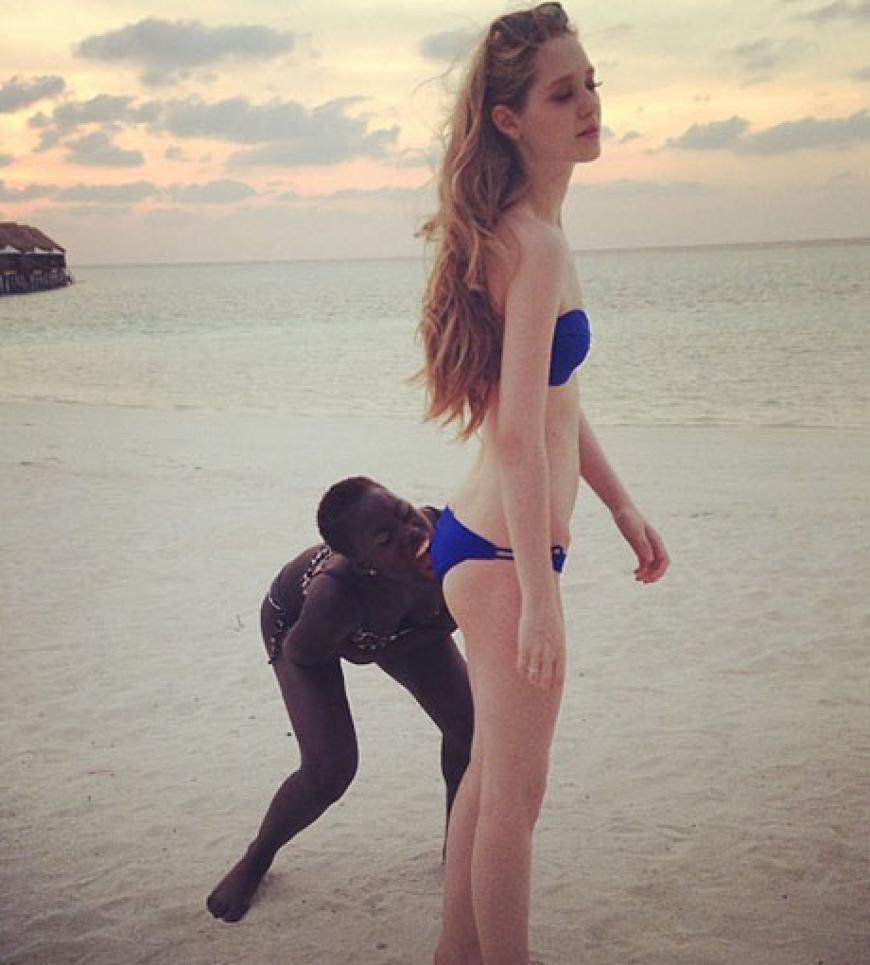 Macht gern Faxen: Hier ist Ivana mit Aminata am Strand