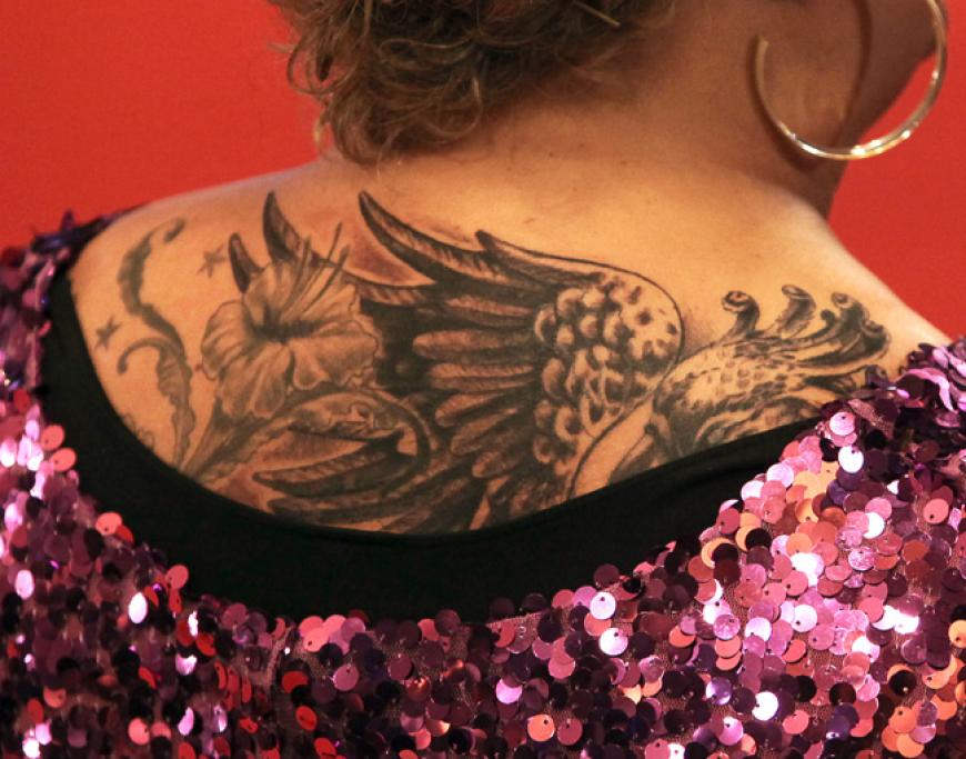 Ein kleines Ratespiel: bei welchem Comedy-Star prangt ein überdimensional großes Tattoo auf dem Rücken? Kleiner Tipp: das Glitzer-Outfit gibt einen Hinweis