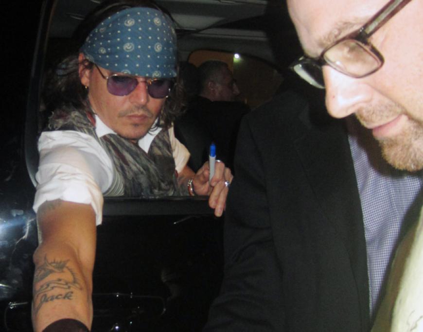 Johnny Depp gibt noch aus dem Auto Autogramme