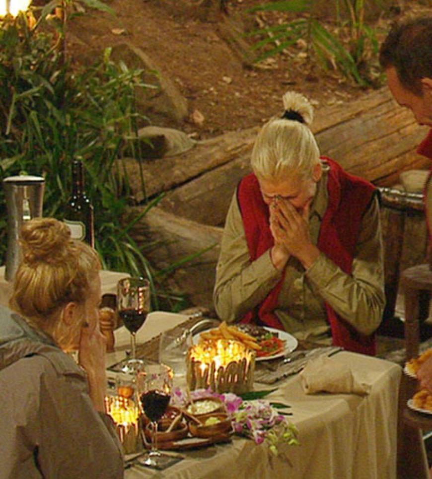 Der letzte Abend im Camp: die drei Finalisten haben sich ein leckeres Mahl verdient. Dafür mussten sie