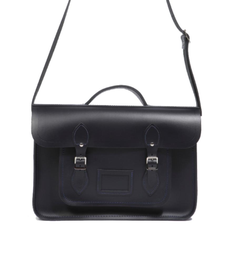College-Bags: Wir müssen wieder in die Schule und lernen, dass dieser Taschen-Style heute nichts mehr für Streber, sondern für wahre Fashion-Victims ist. Black is beautyful. Von Urban Outfitters, ca. 130 Euro