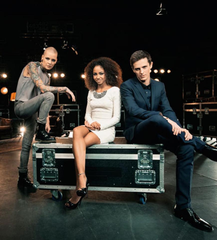 Zum Finale von „The Voice of Germany“ schenkt SAT.1 den Finalisten Judith van Hel (27, München), Andreas Kümmert (27, Gemünden), Debbie Schippers (17, Geilenkirchen) und Chris Schummert (20, Berlin) ein Shooting mit dem Berliner Starfotograf Jim Rakete. Auch hier ist Andreas Kümmert noch krank