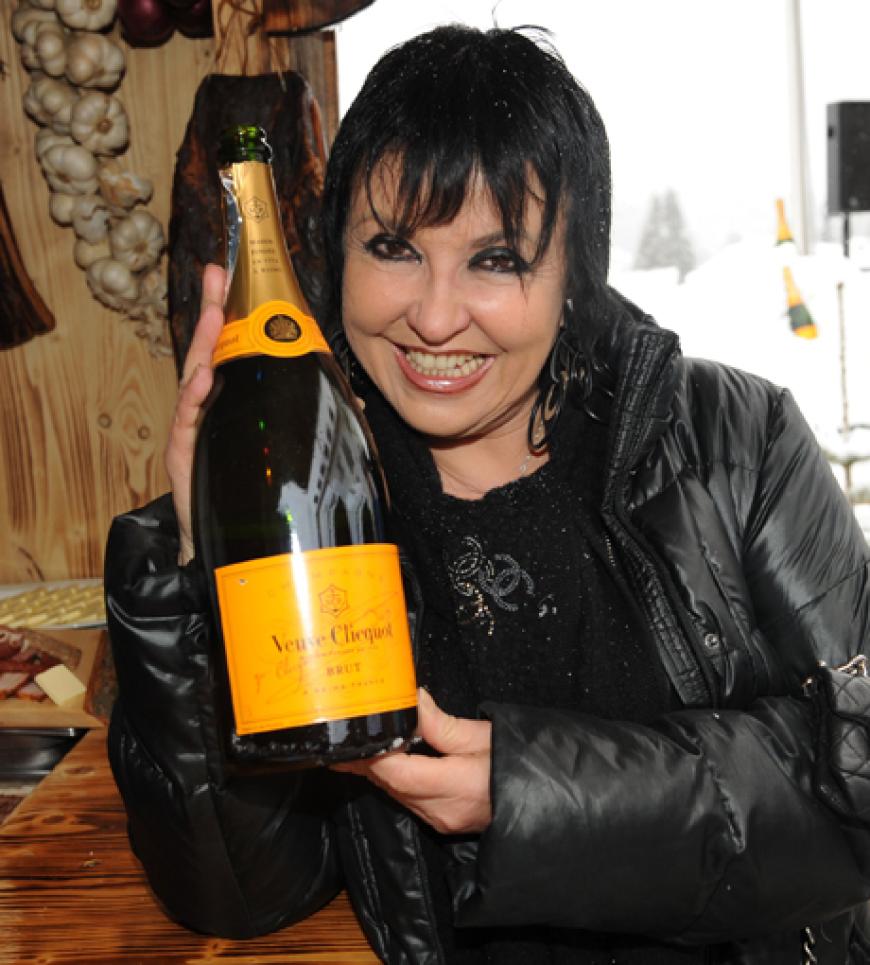 PR-Lady Uschi Ackermann strahlte (neben einer Magnum-Flasche Champagner) in die Kameras