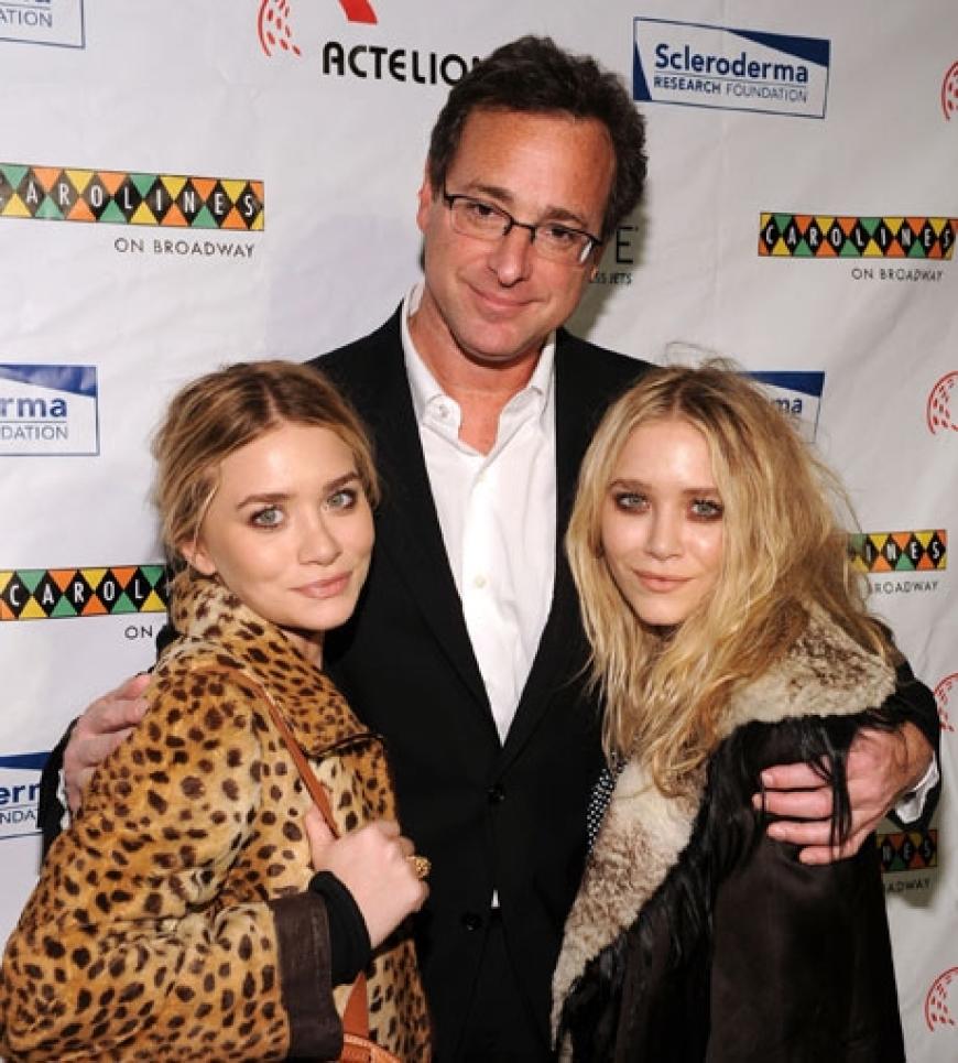 Bob Saget hat seine Filmkinder, die Olsen-Zwillinge im Arm. Durch die Serie wurden die beiden bekannt und gehören nun zu den reichsten Stars Hollywoods