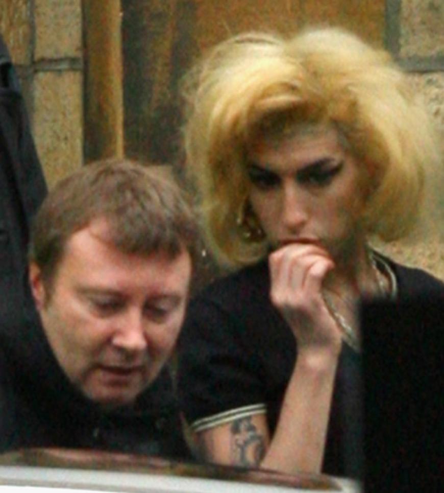 2008 kommt Amy zur Anhörung ins Gericht nach London. Doch nicht sie, sondern ihr damaliger Ehemann Blake musste sich wegen Drogenbesitzes verantworten.