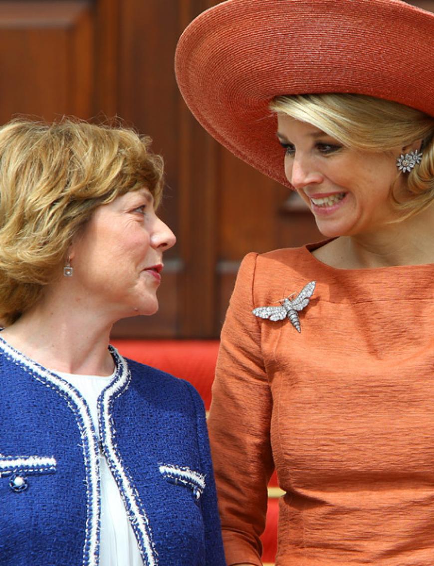 Smalltalk: die First Lady Daniela Schadt und Königin Máxima (in zartem Coral) plaudern angeregt