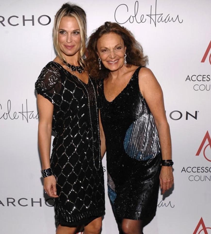 Schauspielerin Molly Sims umarmt Designerin Diane von Fürstenberg