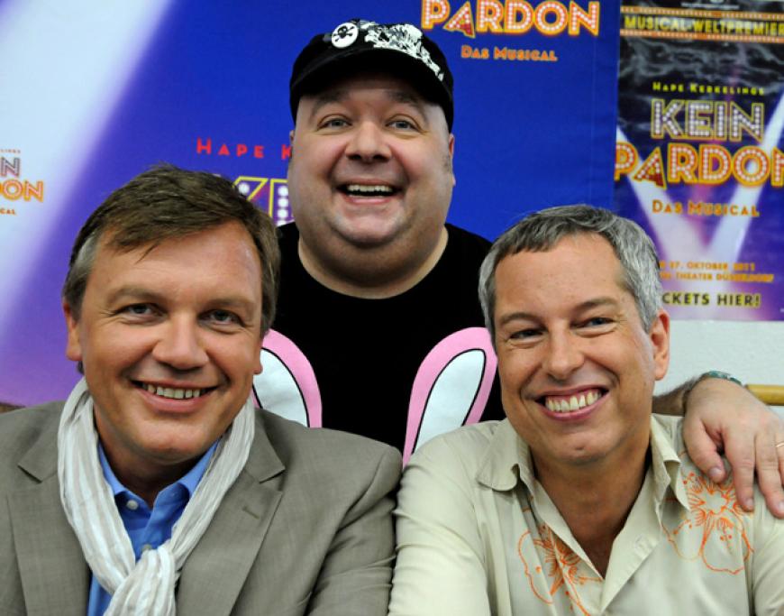 Comedians Hape Kerkeling (l-r), Dirk Bach und Moderator Thomas Hermanns posieren beim Casting für Kerkelings Musical