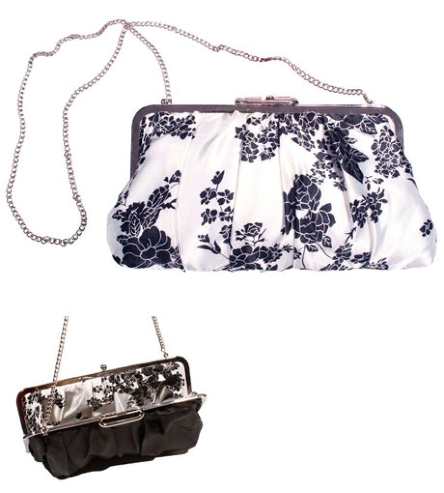 Frauen und ihre Handtaschen - bei Bijou Brigitte gibt es diese raffinierte Wendetasche, ca. 20 Euro