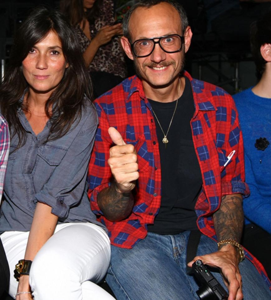 Die typische Handbewegung von Fotograf Terry Richardson