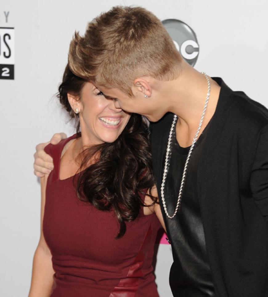 Justin Bieber kam in weiblicher Begleitung und war in Kuschellaune. Allerdings ist das nicht Ex-Freundin Selena Gomez in seinem Arm