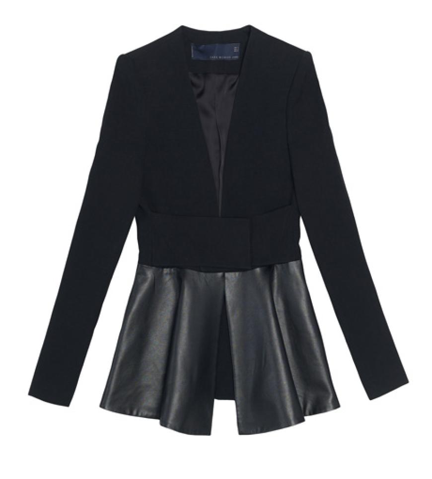 Rock 'n Roll, harte Kerle und heiße Bikerbräute! Doch Leder kann noch viel mehr. Wie eine zweite Haut passt es sich an unseren Körper an und lässt uns dabei elegant und sexy aussehen. So wie dieser Blazer mit Lederschößchen von Zara, ca. 120 Euro