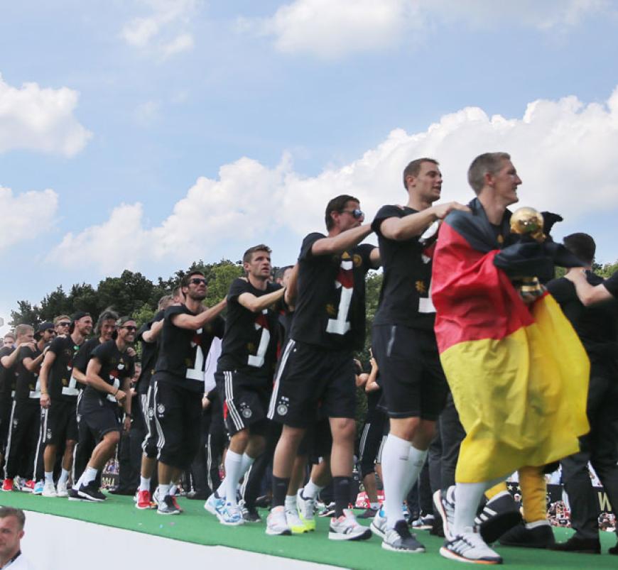 Hier fliegen gleich die Löcher aus dem Käse! Polonaise mit Jogis Jungs