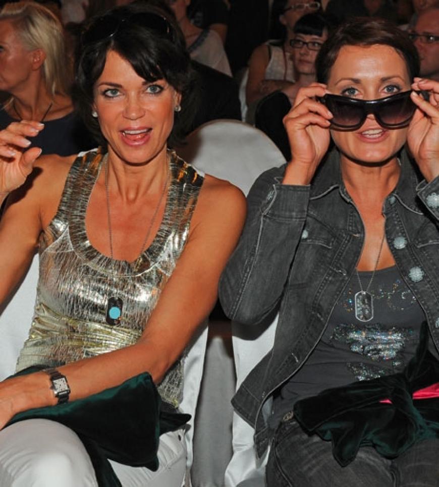 Die Schauspielerinnen Gerit Kling und Anja Kling sitzen bei der