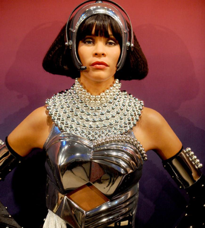 Ihr sexy Cut-Out-Look ist ebenfalls ein Hingucker. Dieses Outfit trug Whitney Houston im Film