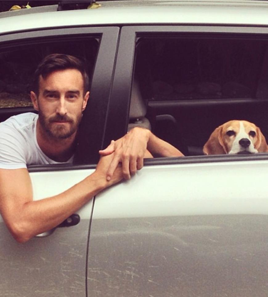 Die zwei Männer an Julia Stegners Seite sind Fotograf Benny und Beagle Kasper