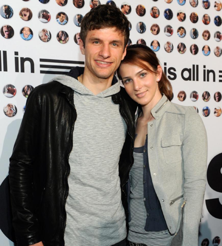 Thomas Müller vom FC Bayern München ließ sich von seiner hübschen Frau Lisa über die Fußball-Niederlage gegen Inter Mailand trösten