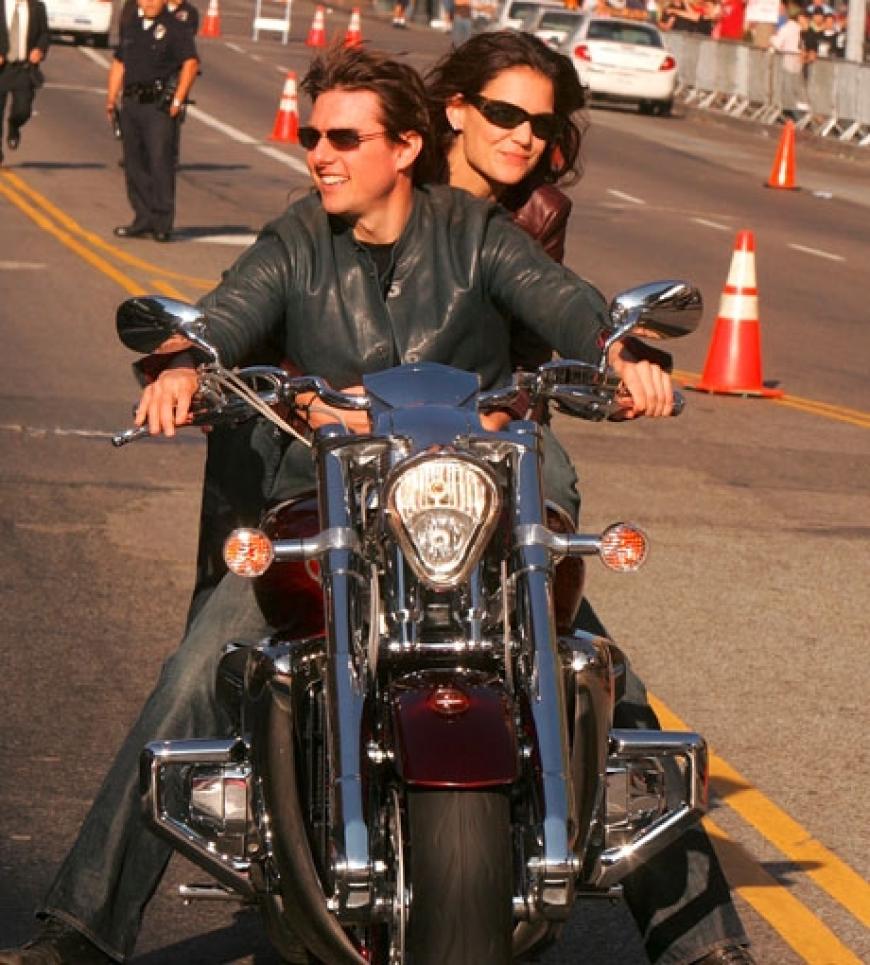 Schlechte Vorbilder: Tom Cruise fährt mit seiner Liebsten Katie Holmes auf dem Highway. Aber das Paar hat mal wieder die Helme vergessen ...