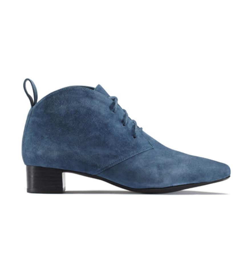 6. September 2012: Dandy deluxe: Der spitz zulaufende Schnürschuh aus feinem Wildleder ist nicht nur super stylish sondern auch herrlich bequem! Über www.clarks.de, ca. 110 Euro