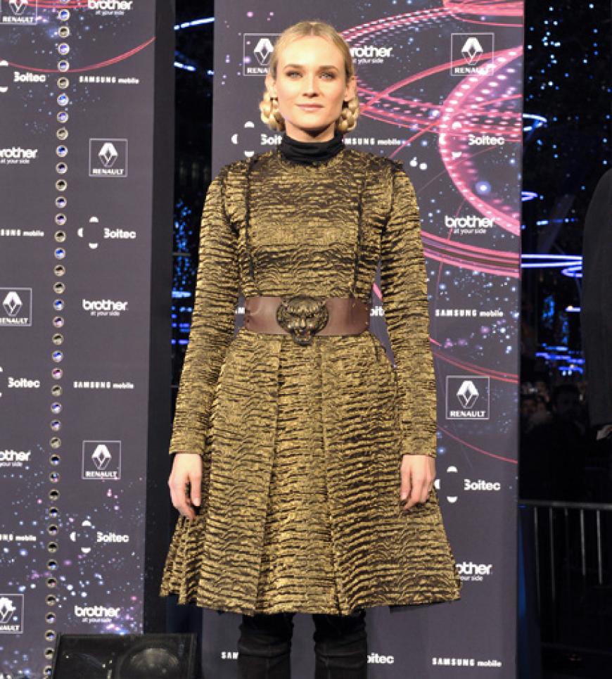 Nicht nur der Weihnachtsschmuck glitzert und glänzt in diesem Jahr. Diane Kruger strahlte bereits im November in einem bronzefarbenen Mantelkleid von Lanvin.