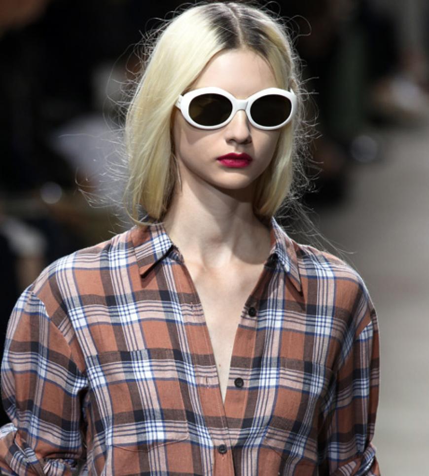 Dries van Noten greift die typischen Grungelelemte auf und macht sie alltagstauglich. Absolutes Must-Have: runde Shades