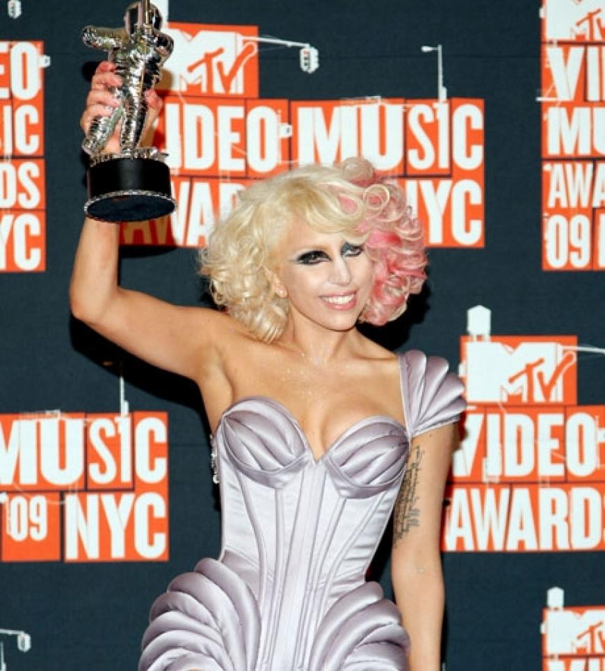 Lady GaGa posiert mit einem