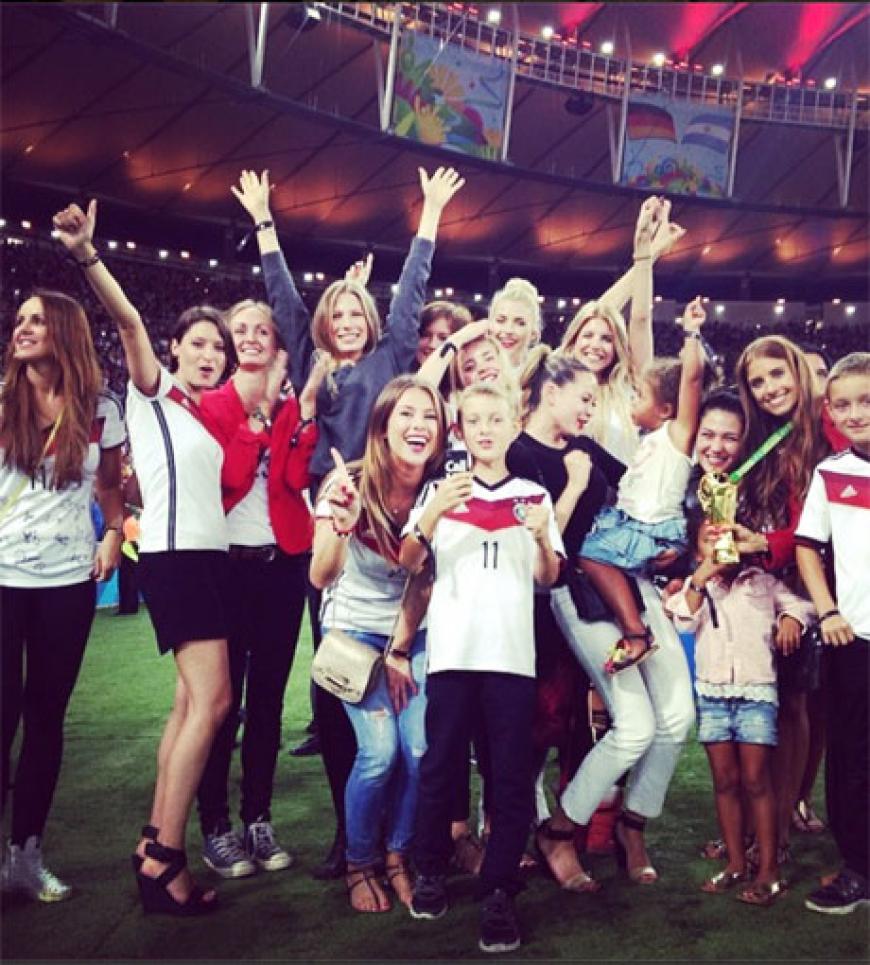 Grund zum Jubeln: Spielerfrauen und Kids feiern den WM-Titel