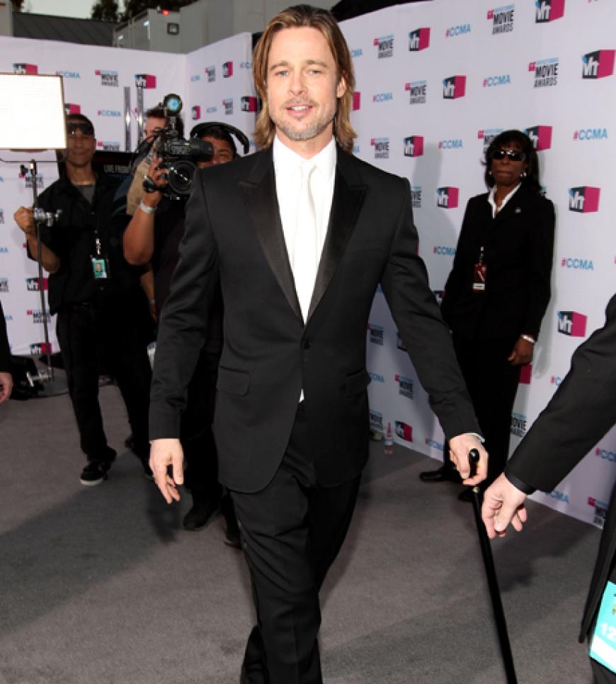Zwar kam er ohne seine Liebste, Angelina Jolie, dafür aber mit allerbester Laune (und noch an der Krücke): Brad Pitt