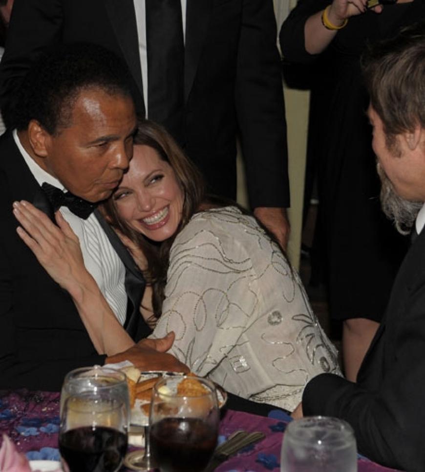 Angelina Jolie schmiegt sich an Muhammad Ali
