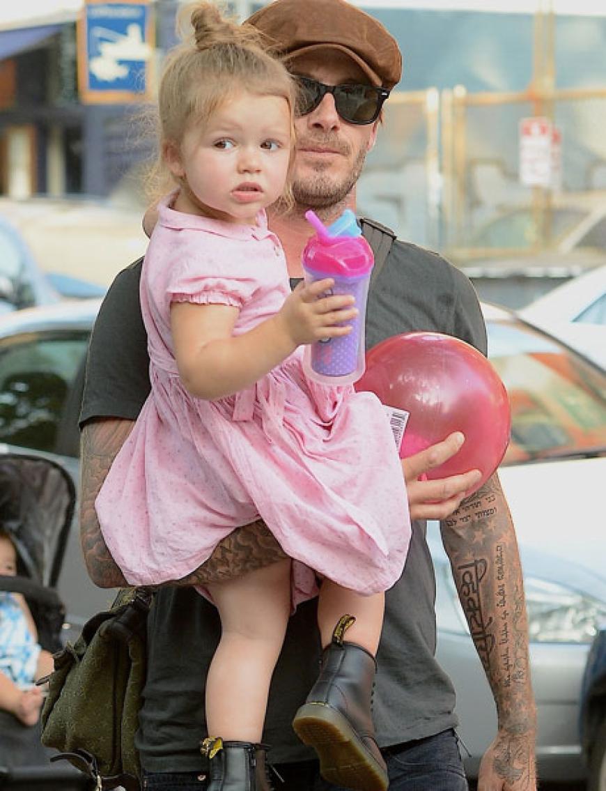 Wie süß! Harper Seven Beckham wohl eines der niedlichsten Promi-Kinder - und OK! zeigt ihre besten Bilder in dieser Fotostrecke