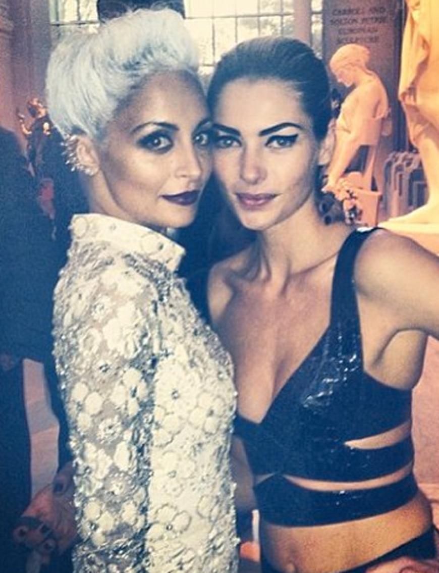 Nicole Richie (mit weiß gepuderten Haaren) postete ein Bild mit Jessica Hart