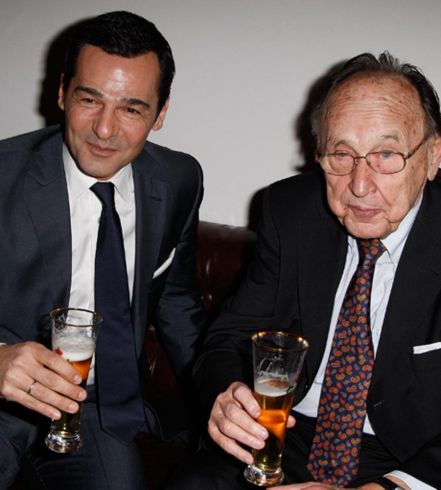 Bei einem kühlen Bier lässt es sich doch am besten quatschen: Schauspieler Erol Sander im Gespräch mit Politiker Hans Dietrich Genscher