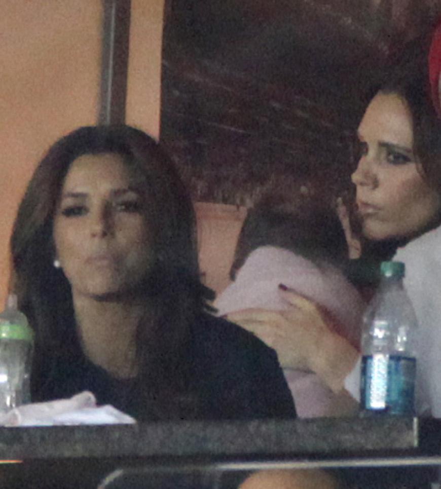 Familienunterstützung beim Fußballspiel: Victoria Beckham und Töchterchen Harper feuern David bei einem Match in Los Angeles an. Auch mit dabei: Schauspielerin Eva Longoria (vorn)