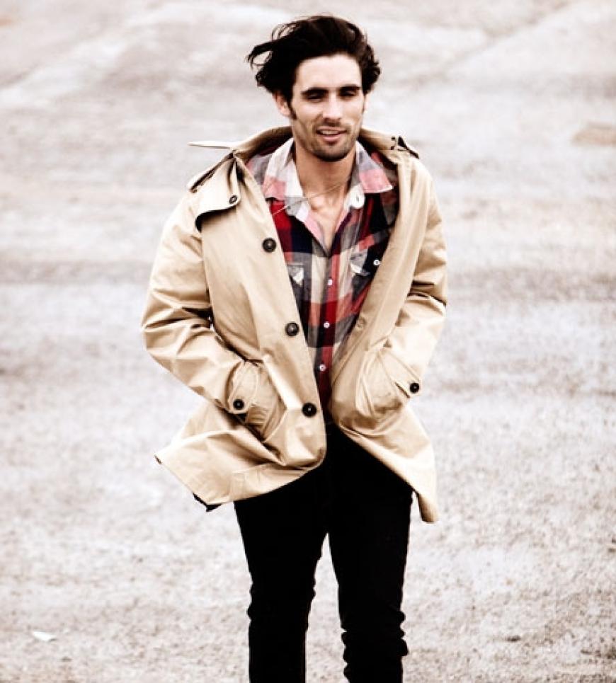 Klassischer Trenchcoat von Gant, ca. 550 Euro. Karohemd von All-Son, ca.
50 Euro. Schwarze
Röhrenjeans von Cheap Monday,
ca. 55 Euro. Schuhe von Prime Shoes