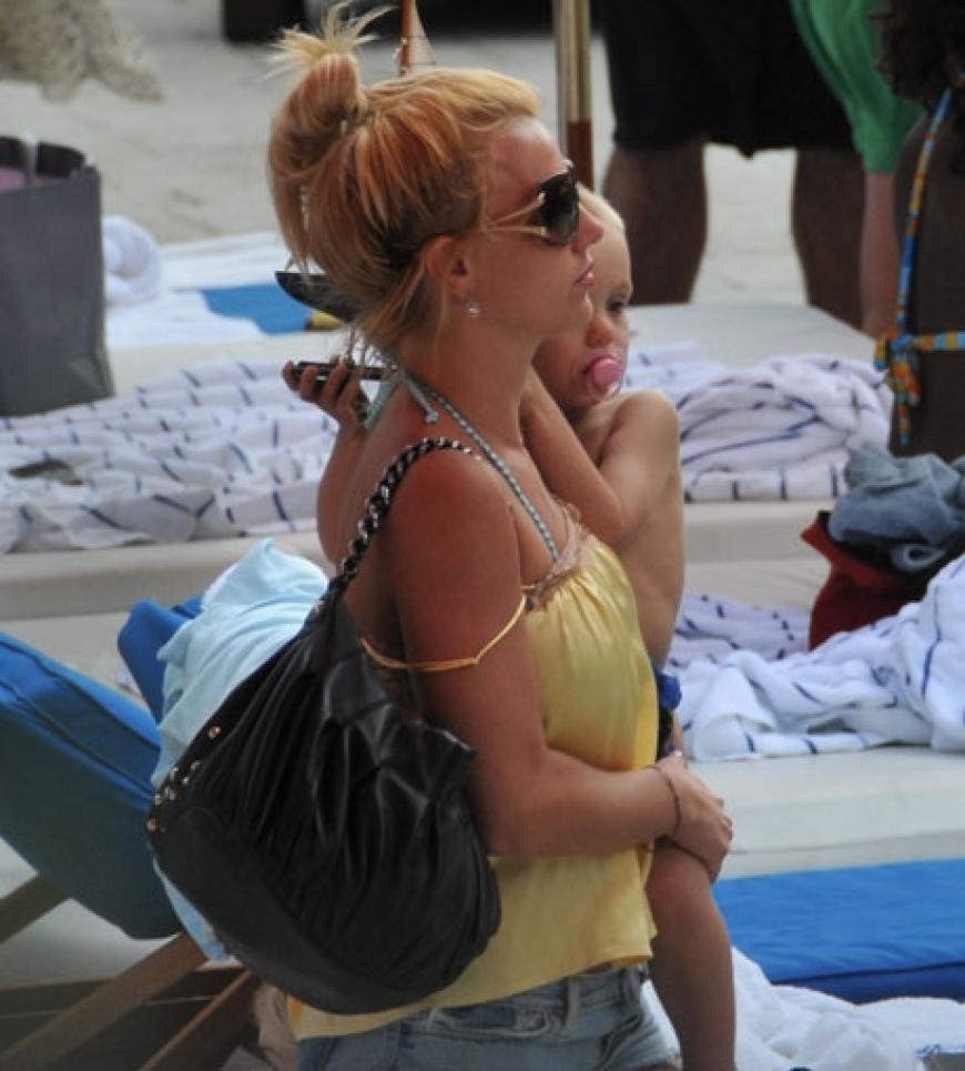 Britney bringt ihre Jungs persönlich ins Hotelzimmer
