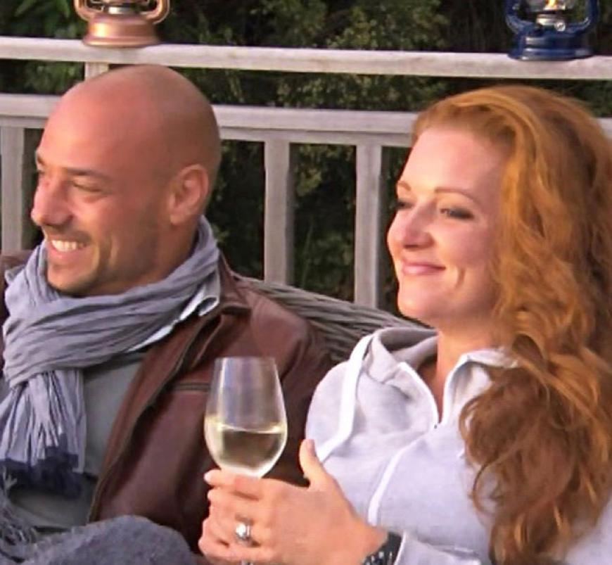 Christian und Nena genießen die Zweisamkeit und bestaunen den Sonnenuntergang am See
